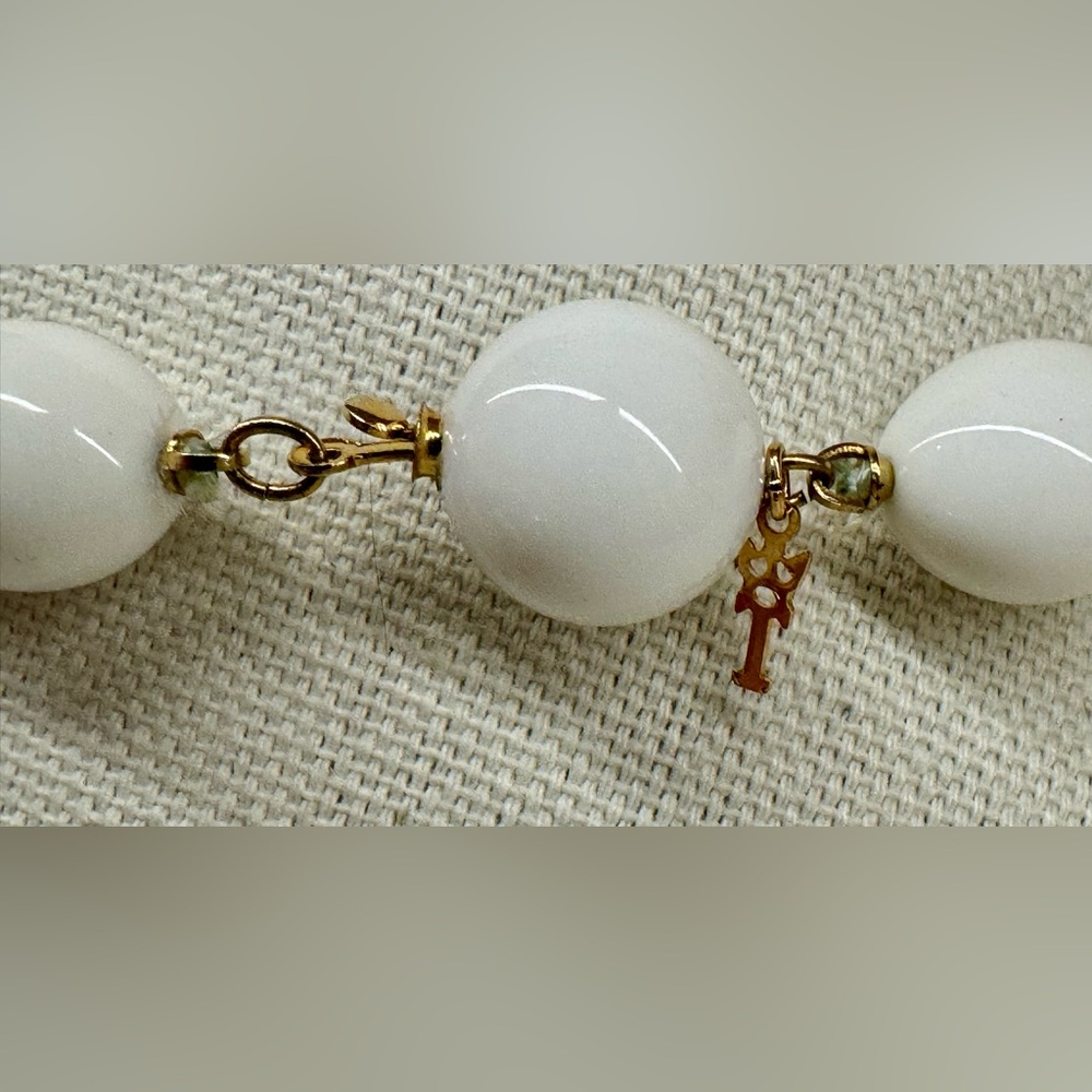 🤍 Vintage Crown Trifari White Bead Necklace – Classic Elegance ✨ - Picture 4 of 4